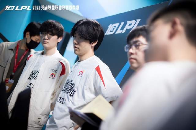 断的团战执 断的团战执